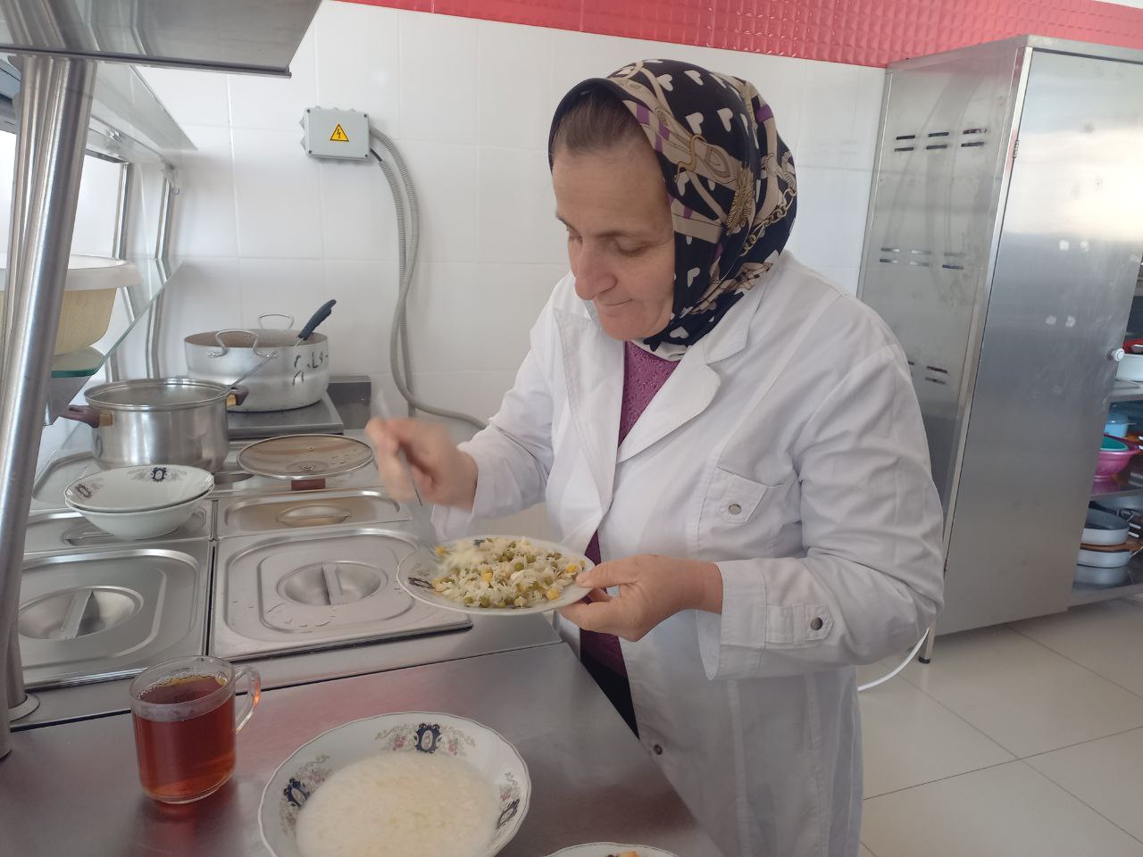 Члены комиссии в школьной столовой